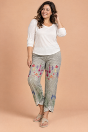 Pantalon gris à imprimé floral et ourlet fendu | Porté sur une silhouette plus ronde | Lounelle Paris