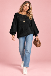 Pull noir oversize ajouré à col bateau | Vue en mouvement | Lounelle Paris