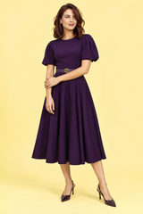 Vestido midi morado de cuello alto y mangas abullonadas