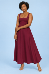 Vestido midi burdeos de tirantes y bajo con volumen