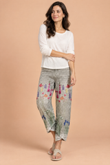 Pantalón gris de flores con abertura en el bajo
