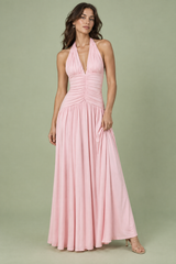 Vestido largo rosa con escote pronunciado y detalles fruncidos