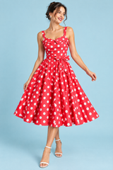 Vestido corto rojo de lunares con corte evasé y escote corazón
