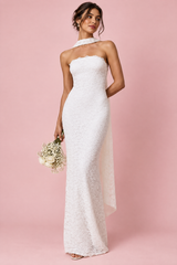 Vestido largo de encaje blanco con escote palabra de honor y detalle de pañuelo