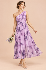 Vestido largo lila con estampado floral, de un solo hombro y corte evasé