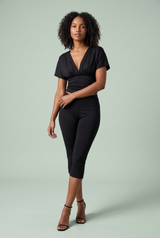 Conjunto negro de top fruncido con escote en V y pantalón capri