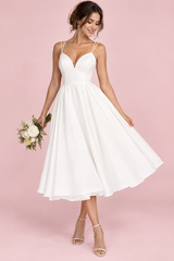 Vestido midi blanco de tirantes con bajo voluminoso