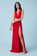 Vestido largo rojo de escote asimétrico, con aberturas en la cintura y detalles dorados