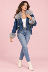 Chaqueta motera vaquera azul marino, entallada y corta, con cuello de pelo