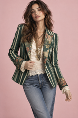 Blazer verde entallado con estampado floral y de rayas