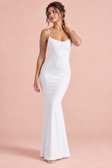 Vestido largo ajustado blanco con escote drapeado