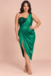 Robe midi asymétrique à sequins vert émeraude | Porté sur une silhouette plus ronde | Lounelle Paris