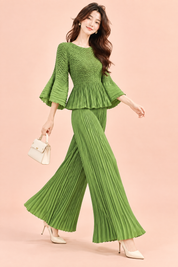 Ensemble plissé vert avec pantalon large | Vue en mouvement | Lounelle Paris