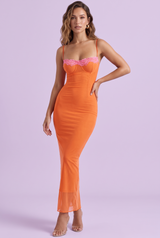 Vestido largo ajustado de tirantes finos en color mandarina