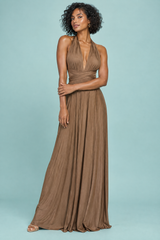 Vestido largo cruzado marrón con escote halter y detalle dorado