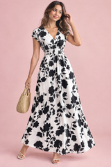 Vestido largo blanco con estampado floral y cintura fruncida