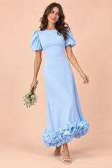 Vestido largo azul claro con mangas abullonadas y volantes