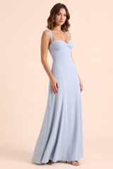 Vestido largo azul claro fruncido con escote corazón
