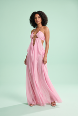 Vestido maxi rosa de malla con escote halter y abertura