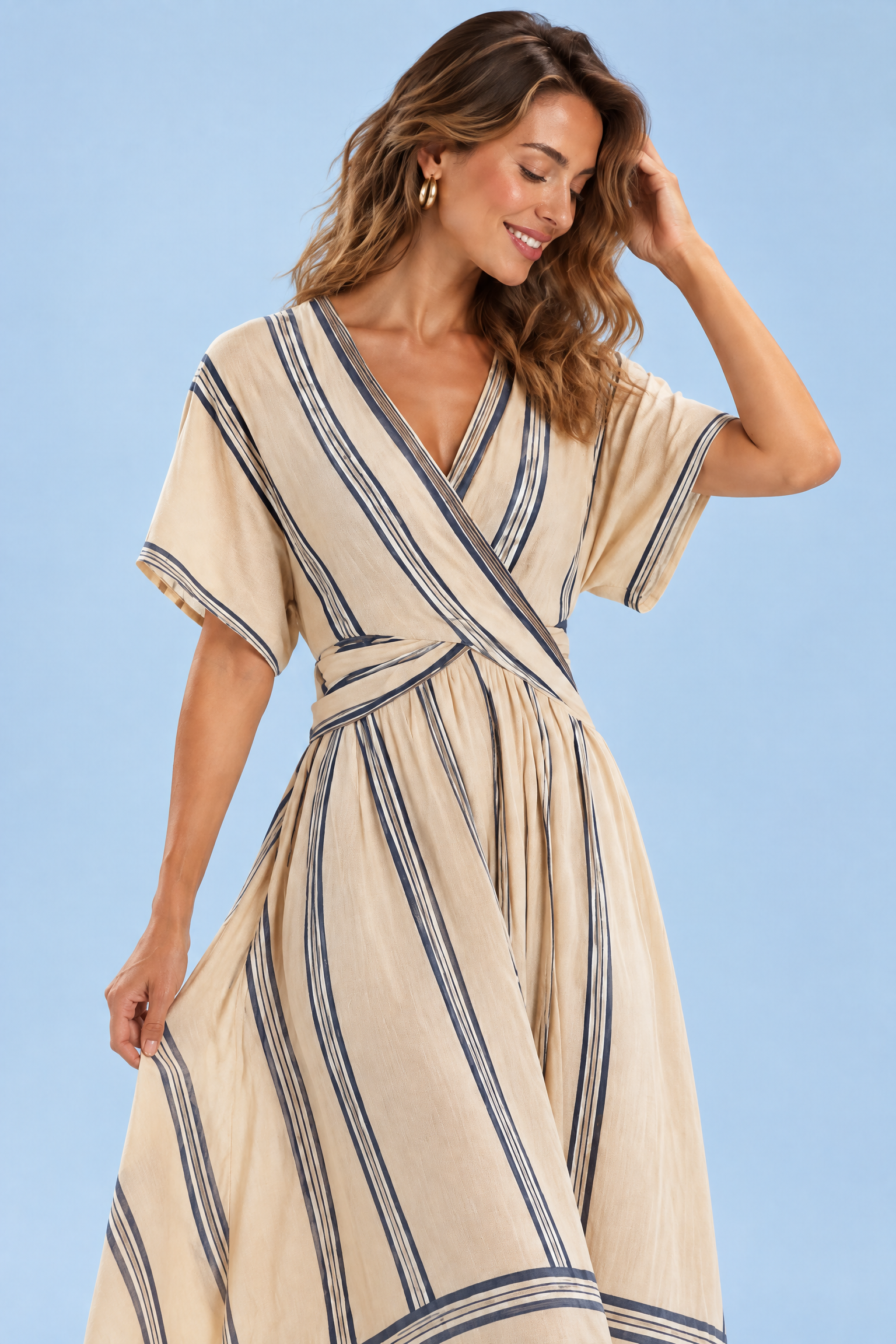 Robe portefeuille beige à col V | Vue rapprochée | Lounelle Paris
