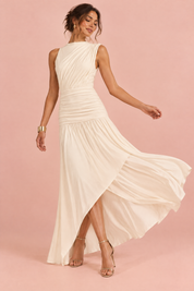 Robe longue blanc cassé à col montant et détails froncés | Vue en mouvement | Lounelle Paris