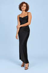 Vestido largo satinado negro con escote drapeado y tirantes finos