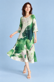 Robe midi plissée verte à imprimé abstrait | Vue en mouvement | Lounelle Paris