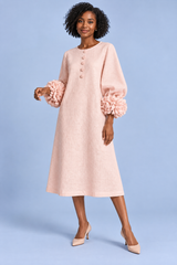 Vestido midi rosa de corte evasé con mangas abullonadas