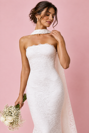 Robe longue moulante blanche en dentelle, bustier avec détail foulard | Vue rapprochée | Lounelle Paris