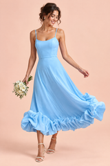 Vestido midi azul cielo de corte evasé y bajo de volantes