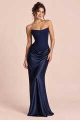 Vestido largo azul marino con cuerpo de inspiración corsé y escote palabra de honor