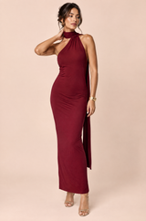 Vestido largo burdeos con escote asimétrico y cuello