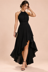 Vestido negro halter asimétrico con volantes