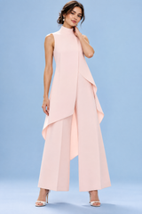 Conjunto rosa fluido de pantalón y top sin mangas de cuello alto