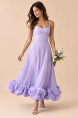 Vestido midi lila de corte evasé y bajo de volantes