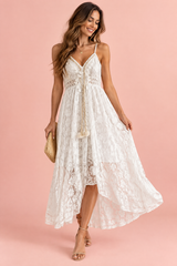 Vestido de encaje con bajo asimétrico en blanco