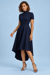 Vestido midi azul marino de cuello alto y bajo asimétrico
