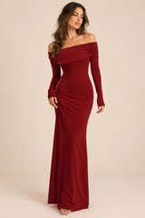 Vestido largo burdeos asimétrico con frunces, hombros descubiertos y espalda abierta