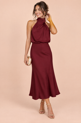 Vestido midi burdeos evasé con cuello pañuelo