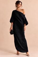 Vestido negro asimétrico con un hombro al descubierto