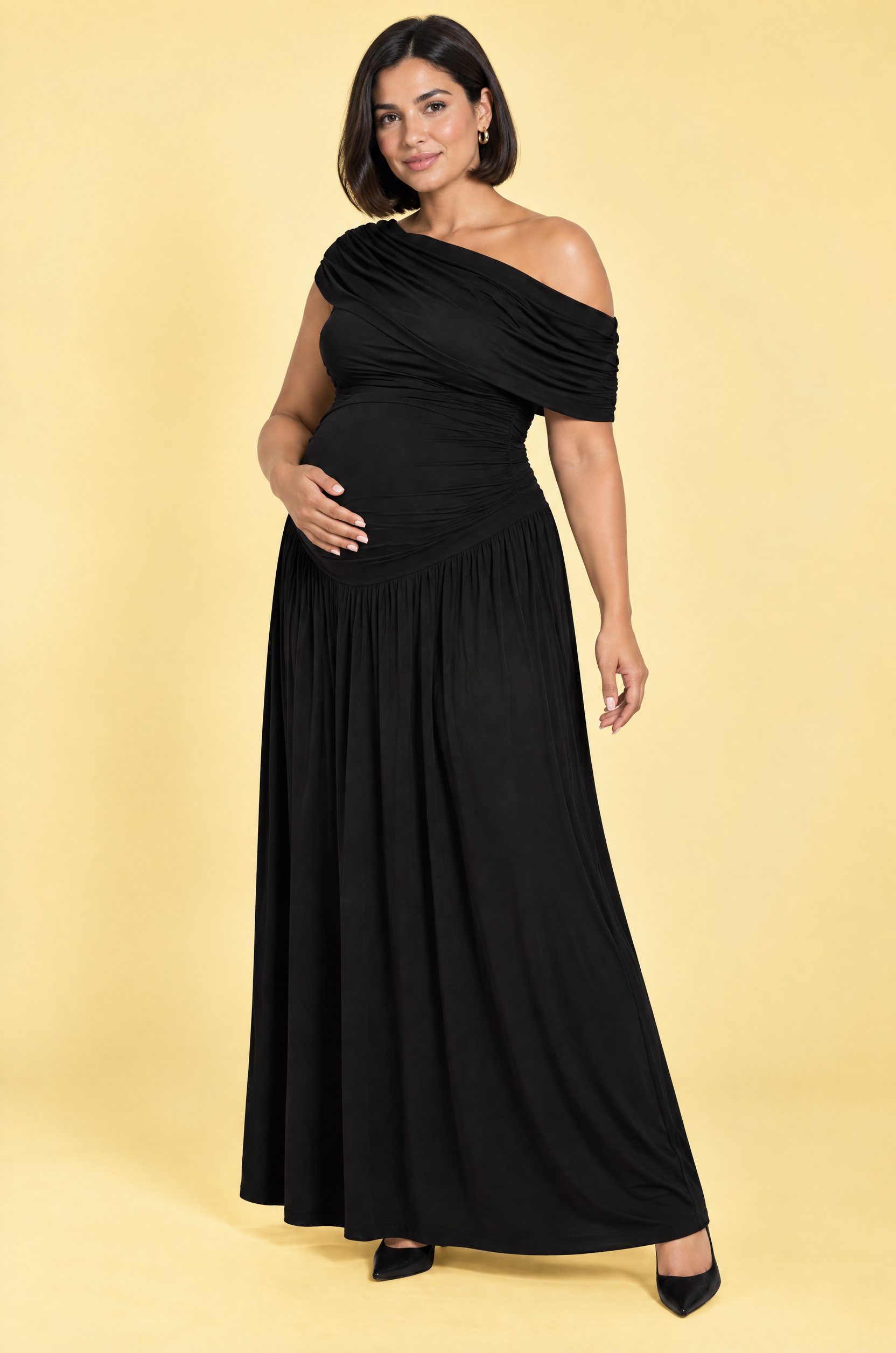 Robe longue de grossesse noire à encolure asymétrique et taille basse | Porté sur une silhouette plus ronde | Lounelle Paris