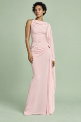 Vestido largo rosa de cuello alto, con drapeado y mangas capa
