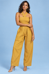 Mono de pernera ancha con escote halter amarillo girasol