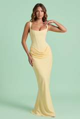 Vestido largo amarillo con fruncido y escote cuadrado