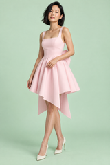 Vestido corto rosa de corte skater, sin mangas y con escote cuadrado