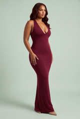 Vestido largo burdeos ajustado con escote pronunciado y espalda descubierta