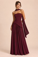 Vestido largo burdeos de escote asimétrico
