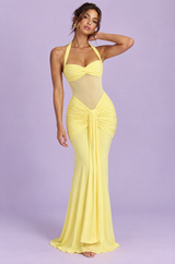 Vestido largo amarillo ajustado con escote halter y frunces
