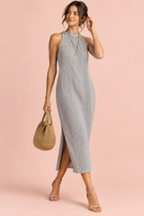 Vestido midi gris plisado con abertura, sin mangas