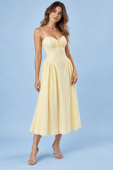 Vestido midi amarillo con estampado floral, escote corazón y fruncido